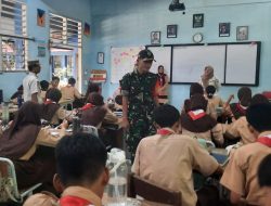 Bersama SPPG Dapur Khusus, Babinsa Halim Distribusikan MBG