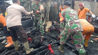 Gerak Cepat, Sinergi TNI-Polri dan Pemerintah Daerah Bantu Korban Kebakaran di Barabai Darat