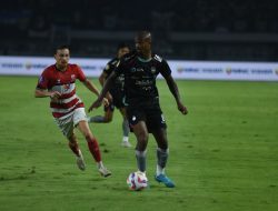 Madura United Tahan Imbang Persib