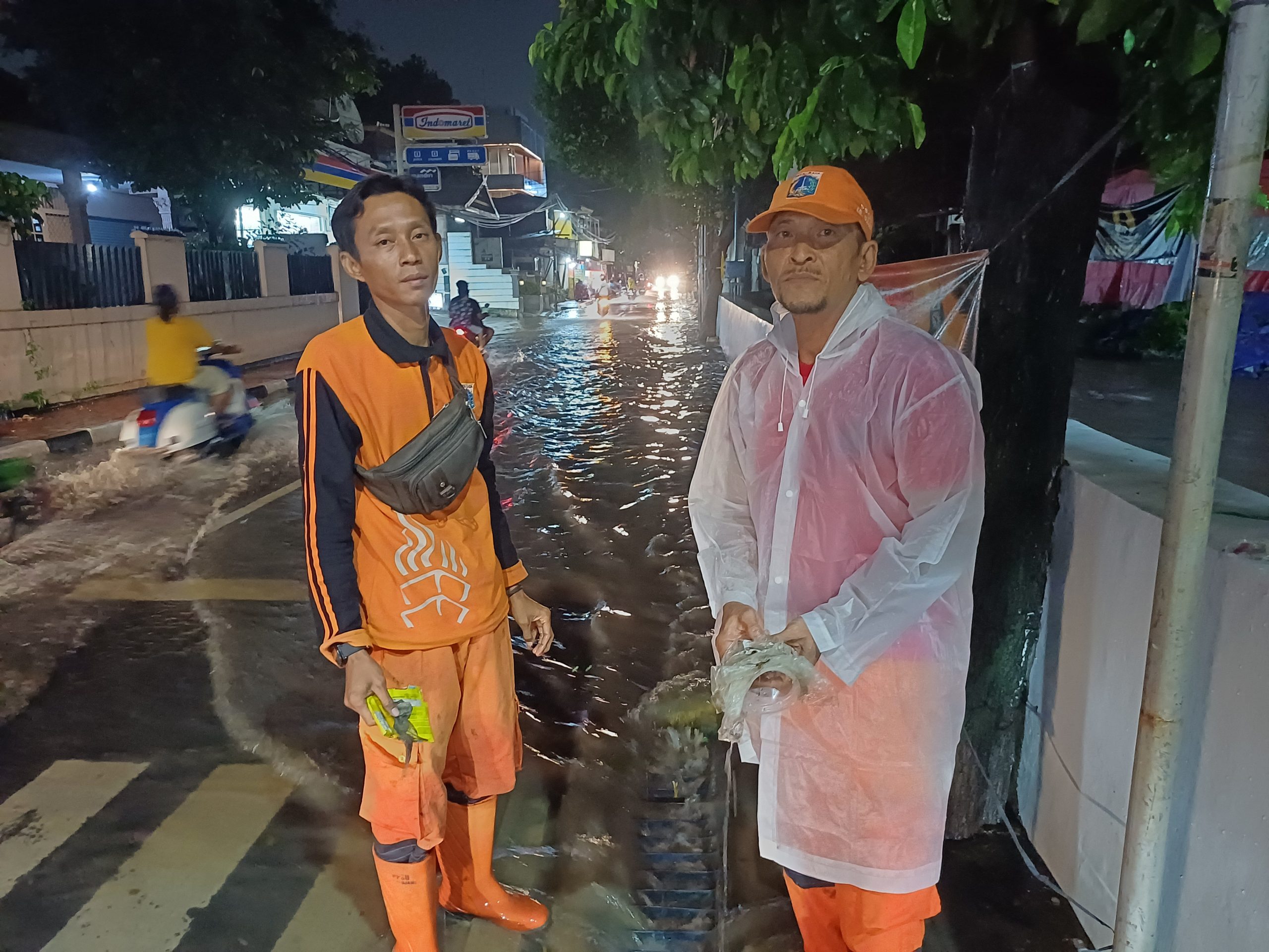 Banjir Melanda Jalan Raya Ulujami,Jalan Swadarma Dalam, Warga Harap Pemerintah Bertindak Cepat