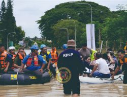 Banjir Bekasi Meluas, Quick Respon Tim Pangkalan KPLP Tanjung Priok, Ditjen Hubla Kemenhub, Gerak Cepat Evakuasi Warga di Kemang Pratama Jati Asih