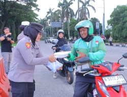 KAPOLRES METRO BEKASI BAGIKAN TAKJIL KEPADA PENGGUNA JALAN DI TRAFFIC LIGHT JURONG