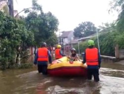 Disdamkar dan Penyelamatan dan PMI Depok Evakuasi Warga di Sawangan Terjebak Banjir, Air Seleher Orang Dewasa