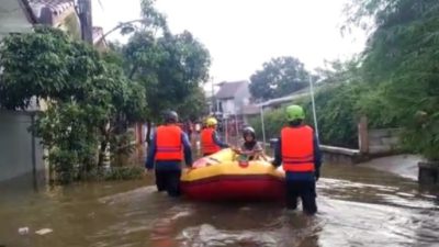 Disdamkar dan Penyelamatan dan PMI Depok Evakuasi Warga di Sawangan Terjebak Banjir, Air Seleher Orang Dewasa