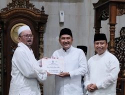 Sambangi Masjid Al-Barkah, Pemkot Depok Serahkan Sejumlah Bantuan