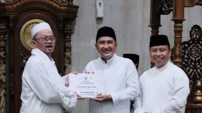 Sambangi Masjid Al-Barkah, Pemkot Depok Serahkan Sejumlah Bantuan
