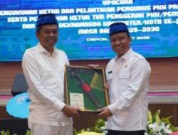Walikota Depok Hadiahi Dedi Mulyadi Golok Tradisional Milik Kota Depok