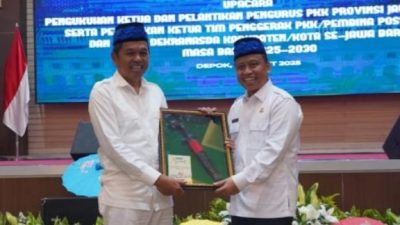 Walikota Depok Hadiahi Dedi Mulyadi Golok Tradisional Milik Kota Depok