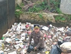 Walikota Depok turun Langsung membersihkan sampah liar di Kali Depan Kantor Walikota