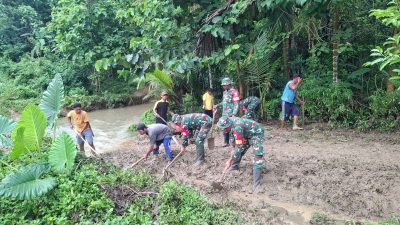 Berlumpur dan belepotan tanah tak menyurutkan semangat Babinsa Koramil 1417-10/Moramo Kodim 1417/Kendari
