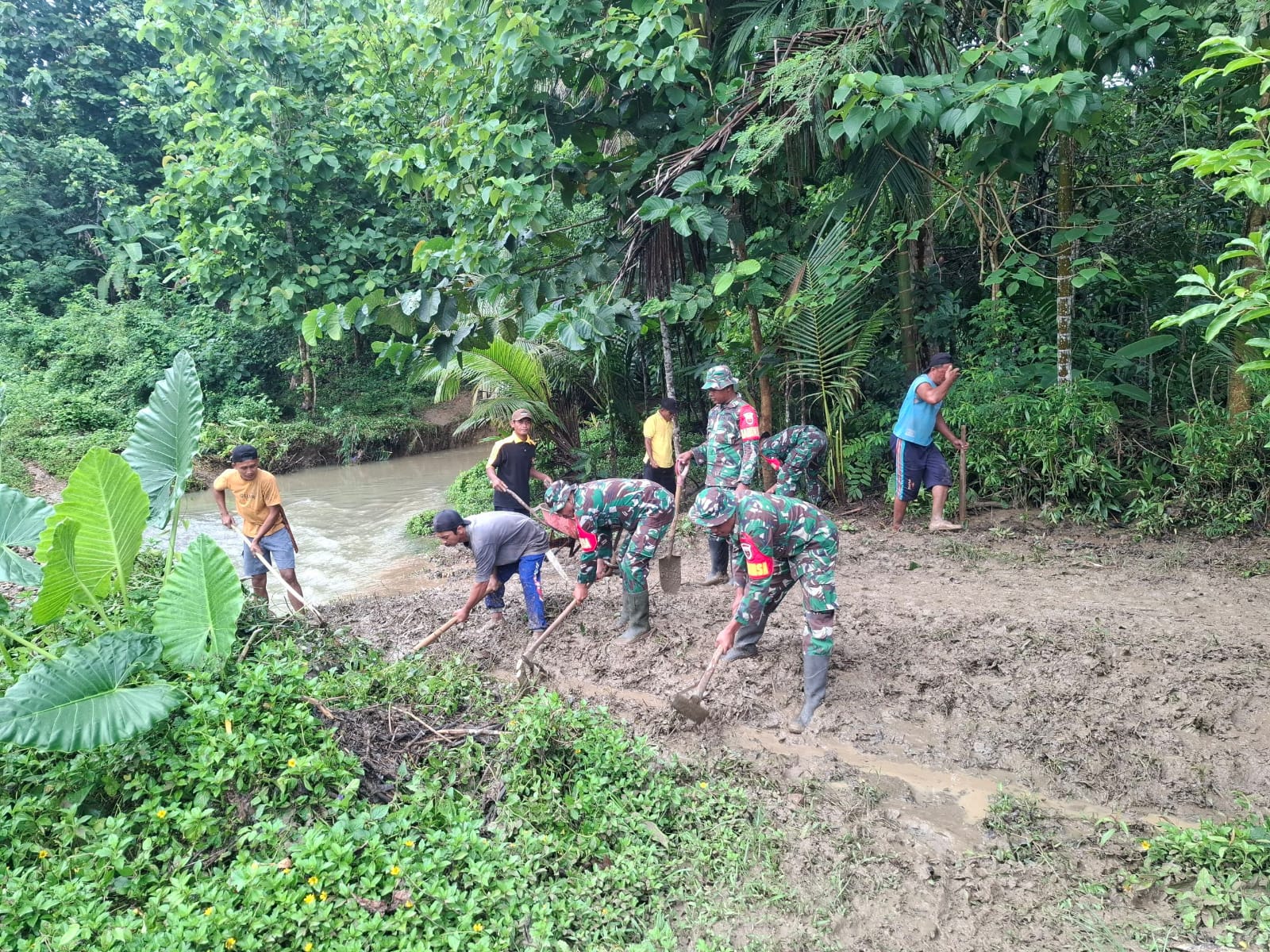 Berlumpur dan belepotan tanah tak menyurutkan semangat Babinsa Koramil 1417-10/Moramo Kodim 1417/Kendari