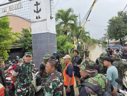 Danrem 051/Wkt Bersama Danramil 04/Jatiasih Terjun Langsung Evakuasi Banjir di Bekasi