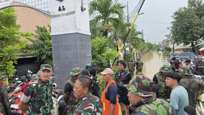 Danrem 051/Wkt Bersama Danramil 04/Jatiasih Terjun Langsung Evakuasi Banjir di Bekasi
