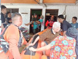 Personel Kodim 0507/Bekasi Tanpa Kenal Lelah Bantu Korban Banjir
