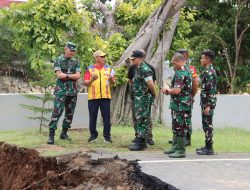 Danrem 051/Wkt Gerak Cepat Buka Akses Jalan, Jembatan Kemang Pratama Ambles Diterjang Banjir