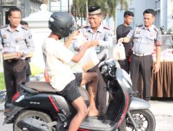 Lapas Pangkalan Bun Wujudkan Kepedulian Sosial dengan Berbagi Takjil