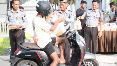 Lapas Pangkalan Bun Wujudkan Kepedulian Sosial dengan Berbagi Takjil