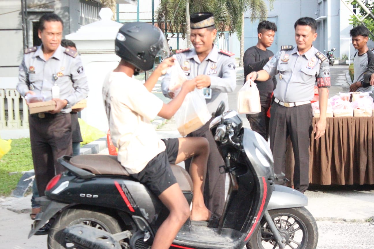 Lapas Pangkalan Bun Wujudkan Kepedulian Sosial dengan Berbagi Takjil
