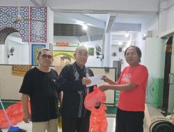Paket Beras dan Dana Zakat Fitrah Dibagikan ke Warga RW 15 Kemirimuka