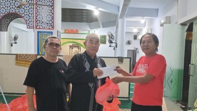 Paket Beras dan Dana Zakat Fitrah Dibagikan ke Warga RW 15 Kemirimuka