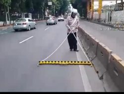 Cegah Kecelakaan, Polisi Bersihkan Ranjau Paku di Jalur Mudik Jakarta Pusat