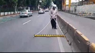 Cegah Kecelakaan, Polisi Bersihkan Ranjau Paku di Jalur Mudik Jakarta Pusat