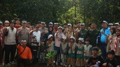 Peringati Hari Bumi dan HUT Depok ke-26, Pemuda Muhammadiyah Sawangan Gelar Aksi Bebersih Sama Tanam Pohon