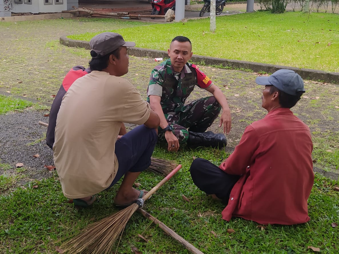 Babinsa Cisoka Ajak Warga Jaga Kebersihan lingkungan