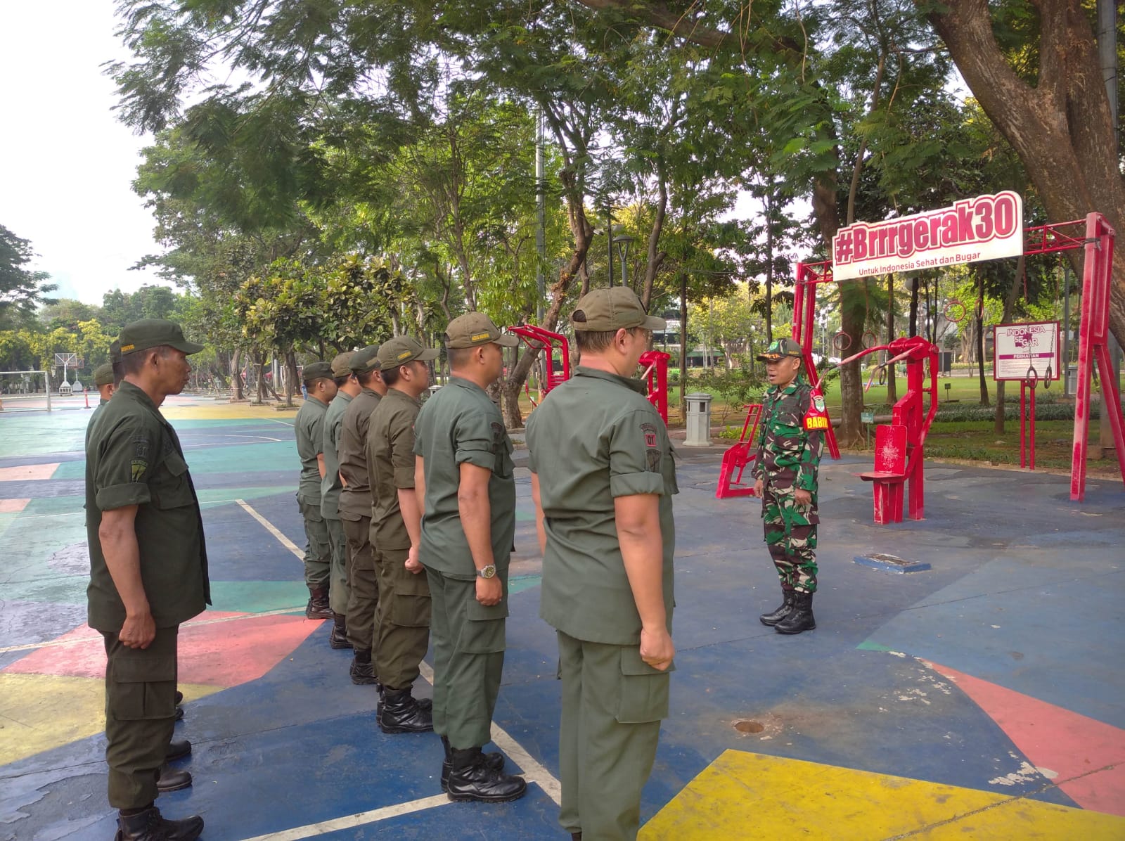 Babinsa Koramil 01/Menteng Berikan Pengarahan kepada Wanra tentang Pentingnya Kesiapsiagaan dan Bela Negara