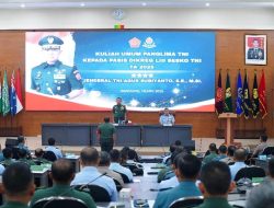Panglima TNI Jenderal TNI Agus Subiyanto memberikan kuliah umum kepada 212 Perwira Siswa Dikreg LIII Sesko TNI TA 2025 di Graha Widya Adibrata, Sesko TNI, Bandung
