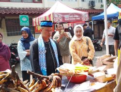 Walikota Depok, H. Supian Suri Kunjungi stan UMKM Menjajakan Dagangannya di Halaman Dekranasda Balaikota Depok