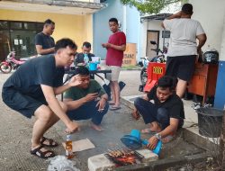 Hangatnya Kebersamaan saat Anggota Bimkestib Dishub Pos Balaikota Depok Menggelar Tradisi Bakar Sate