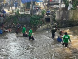 Warga Mampang Grebek Bersihkan Sampah Kali Licin Grujukan, Lurah Komitmen Gaungkan Rutin Bebersih