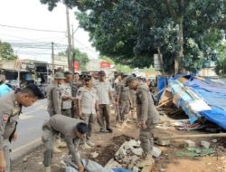Satpol PP Depok Tertibkan PKL dan Spanduk Liar Menggangu Keindahan Kota