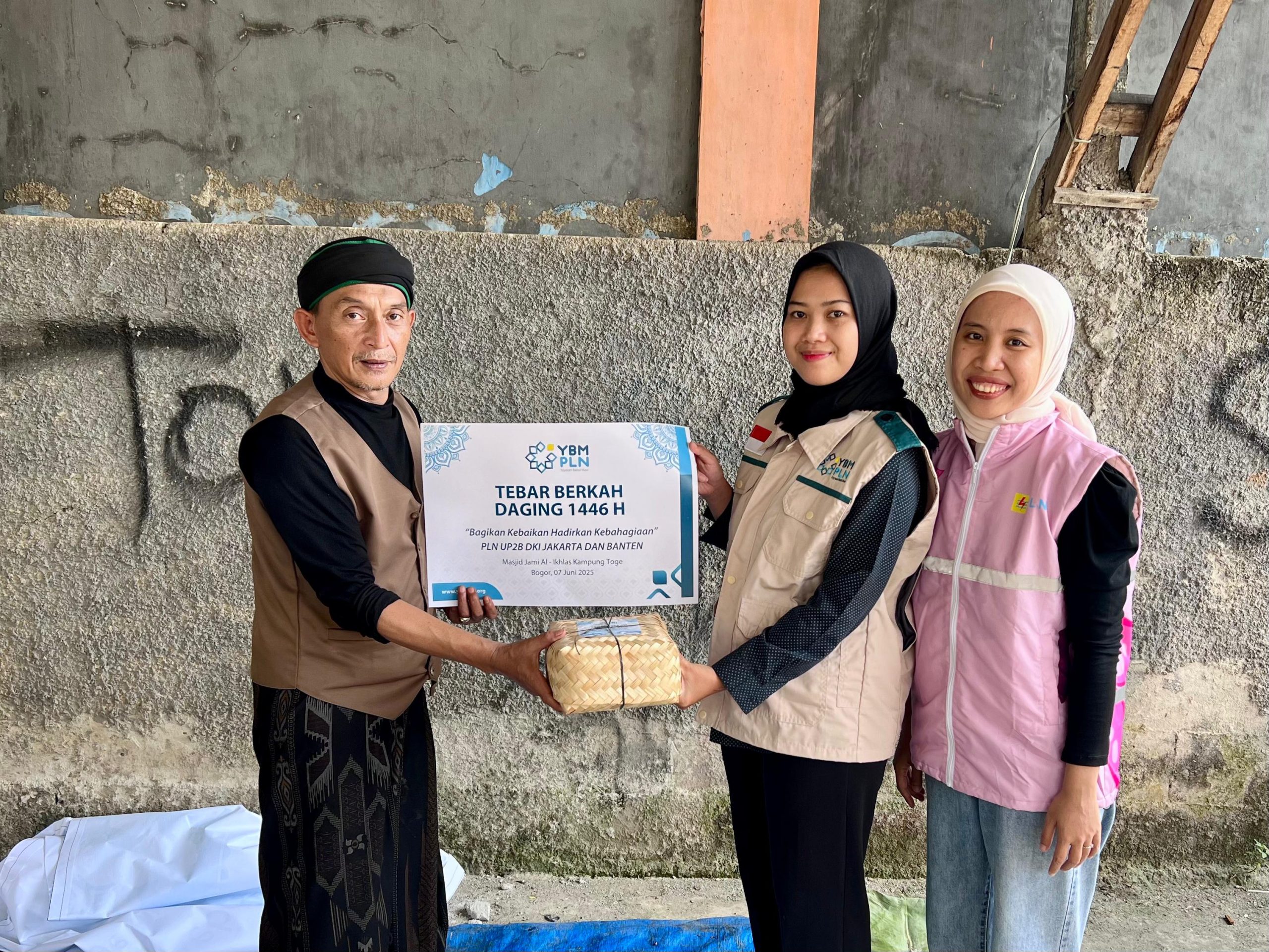 Rayakan Idul Adha 1446 H, YBM PLN Tebar Daging dan Kebahagian di Pondok Pesantren Salafiyah Al-Jaziroh Bogor