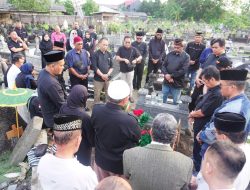 Pengurus Dan Anggota KAI, Gelar Ziarah dan Takziah ke Makam Almarhum Ramdlon Naning Di Yogyakarta