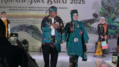 Penampilan Supian Suri Bersama Cing Ikan di  Gelaran Fashion Show Sunda Karya Fes KKJB, Mencuri Perhatian Ratusan Pasang Mata