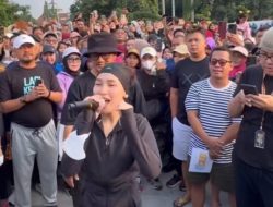 Ayu Ting Ting Bikin Heboh CFD Depok, Warga Berebut Foto dan Teriak Histeris!