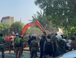 Gunakan Alat Berat Satpol PP Depok, Giliran Bangli Pasar Kambing Bangunan Liar Dibongkar