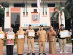 Walikota Depok Serahkan Penghargaan Harganas ke-32 Atas Dedikasi dan Kontribusi Malayani Masyarakat
