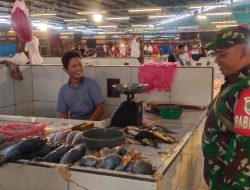 Serka Supatmo Babinsa Cisoka Pantau Harga Sembako dan Stabilitas Pasar