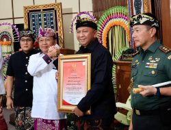 Perda Bale Kerta Adhyaksa Disahkan, Ketut Sumedana Selaku Penggagas Raih Penghargaan Khusus