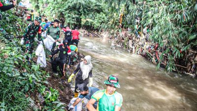 Kemanunggalan TNI-Rakyat: Yonarmed 10 dan Warga Kompak Jaga Kebersihan Sungai