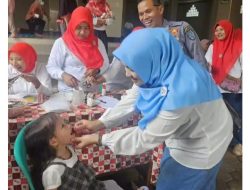 Ketua TP-PKK Bojongsari Turun ke Posyandu Berikan Vitamin A Gratis ke Anak Anak Balita