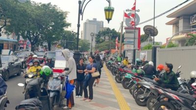 Trotoar Margonda Depok yang “Dijajah” Parkir Liar dan PKL, Kemana Petugas?
