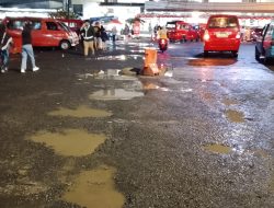 Jalan Berlubang Terlihat di Area Terminal Depok Baru, Sudah Berbulan Bulan Tak Kunjung Diperbaiki