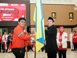 Khofifah Lepas Tim Ekspedisi Unair ke Gunung Arjuno: Menanam untuk Kehidupan