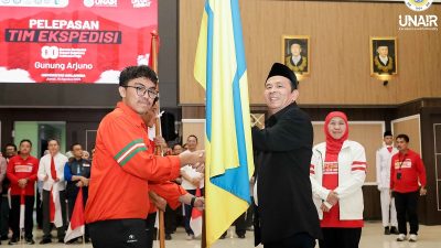 Khofifah Lepas Tim Ekspedisi Unair ke Gunung Arjuno: Menanam untuk Kehidupan