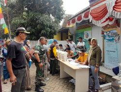 Babinsa Desa Merak Dampingi Penyaluran Bantuan CBP