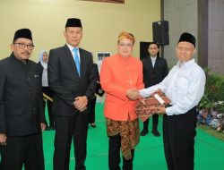 Kakanwil Ditjenpas Jatim Serahkan Remisi Umum 17 Agustus dan Dasawarsa kepada Warga Binaan